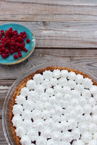 Baya Pequeña Merengue Cubierta Tarta Mesa Madera Placa Cerámica Azul — Foto de Stock