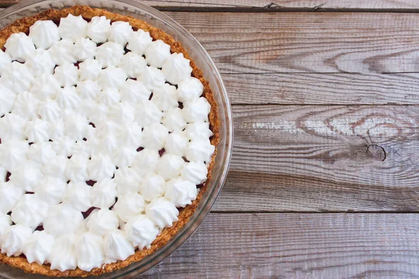 Baya Pequeña Merengue Cubierta Tarta Tarta Mesa Madera — Foto de Stock