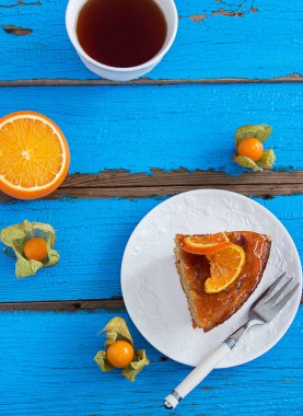 Badem fındık kek turuncu tatlı sır mavi ahşap masa.