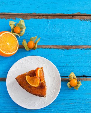 Badem fındık kek turuncu tatlı sır mavi ahşap masa.