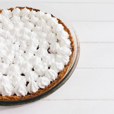 Jöle beze tart cam tava fırın ahşap arka plan.