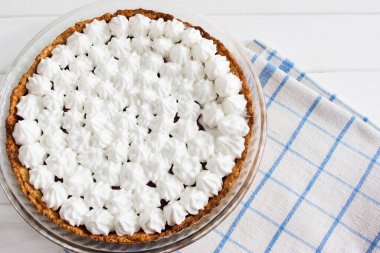 Jöle berry beze tart cam tava fırın ahşap arka plan.