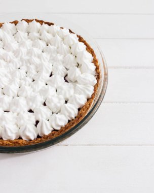 Jöle beze tart cam tava fırın ahşap arka plan.