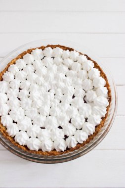 Jöle beze tart cam tava fırın ahşap arka plan.