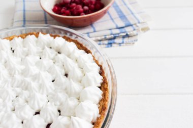 Jöle berry beze tart cam tava fırın ahşap arka plan.