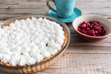 Berry beze tart ahşap masa mavi seramik.