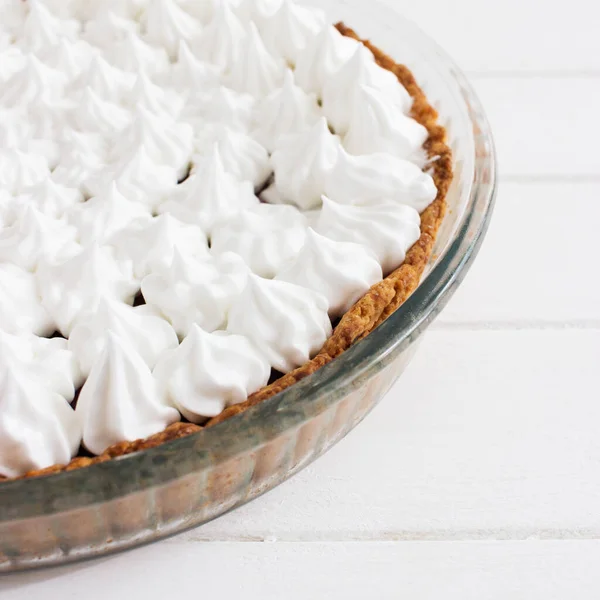 Merengue Merengue Tarta Vidrio Pan Horno Fondo Madera —  Fotos de Stock