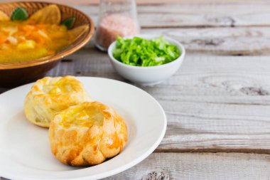 Ahşap zemin üzerinde lahana çorbası olan geleneksel Rus turtaları..