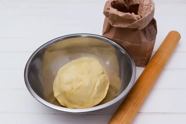 Pasta Con Mattarello Farina Fondo Bianco — Foto Stock