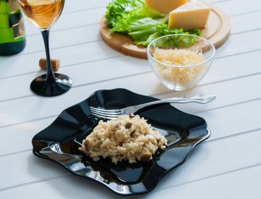 Siyah tabakta sağlıklı mantarlı risotto..