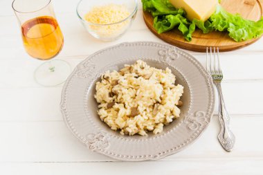 Beyaz bir arka plan üzerinde yararlı mantarlı risotto.