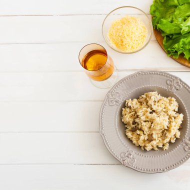 Beyaz bir arka plan üzerinde sağlıklı mantarlı risotto.