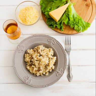 Beyaz bir arka plan üzerinde lezzetli mantarlı risotto.