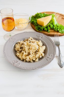 Beyaz bir arka plan üzerinde lezzetli mantarlı risotto.