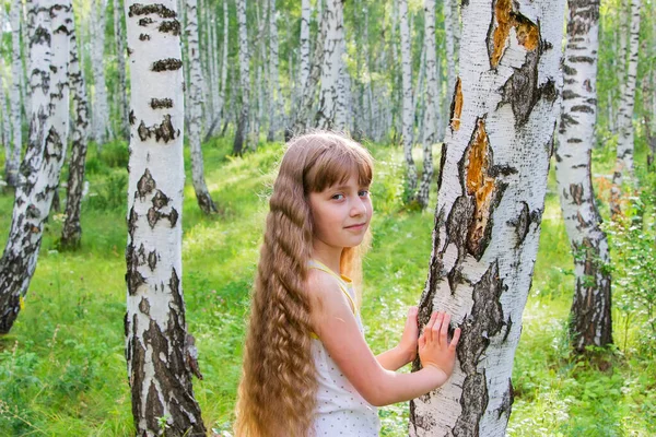 Petite Fille Blonde Aux Cheveux Ondulés Dans Forêt — Photo