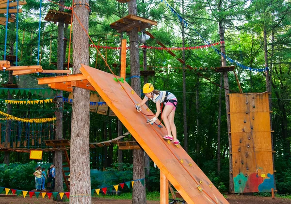 Niedliches Kind Klettert Seilspielanlage Abenteuerpark — Stockfoto
