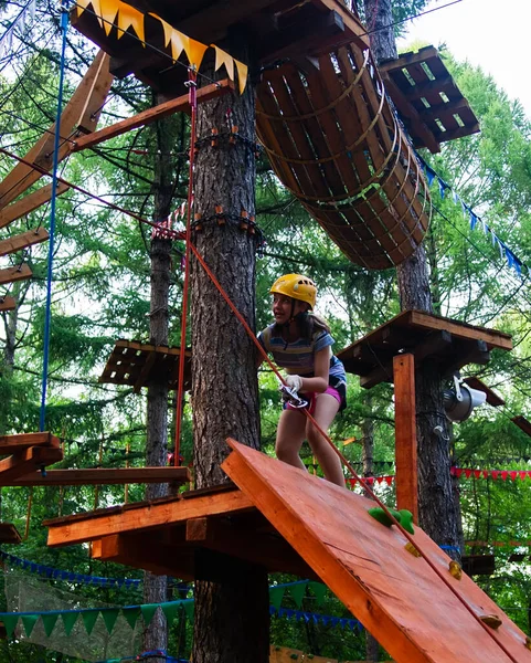 Mignon Enfant Grimpant Dans Une Structure Terrain Jeu Corde Parc — Photo