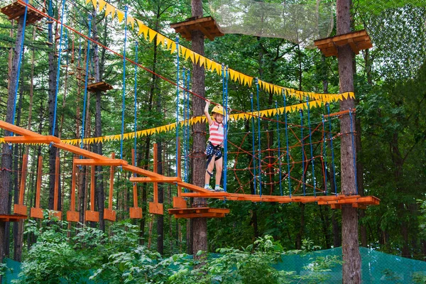 Schattig Meisje Klimmen Een Touw Speeltuin Structuur Adventure Park — Stockfoto