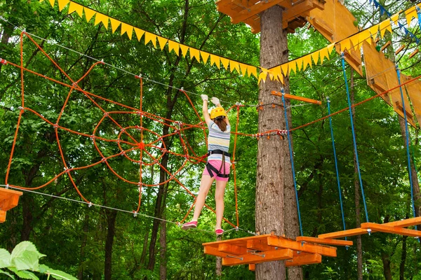 Mignon Enfant Grimpant Dans Une Structure Terrain Jeu Corde Parc — Photo