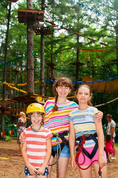 Femme Avec Deux Enfants Célébrant Leur Victoire Dans Parc Aventure — Photo