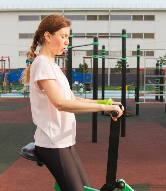 38 yaşında bir kadın. Kolu kırıldıktan sonra iyileşmiş.