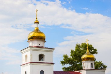 Altın kilise mavi gökyüzü arka plan manzaralı kırsal bölge.