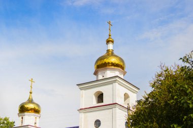 Altın kilise mavi gökyüzü arka plan manzaralı kırsal bölge.
