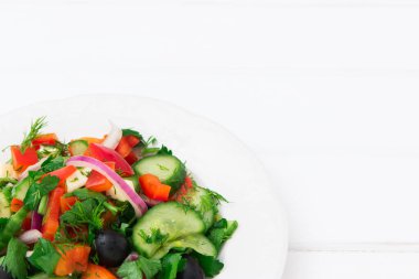 Faydalı sebzeler. Beyaz tabakta sağlıklı salata..