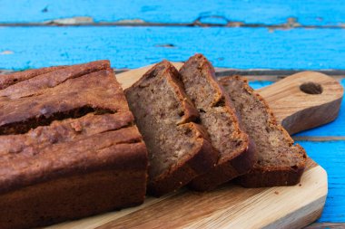 Tahta arka planda muz ekmeği.