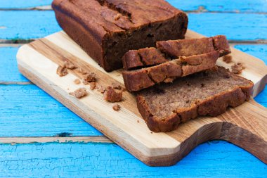 Tahta arka planda muz ekmeği.