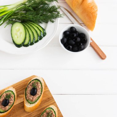 Salatalıklı ton balıklı sandviçleri aç..