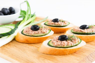 Salatalıklı ton balıklı sandviçleri aç..