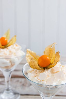 İki Eton yemekhanesi pavlova ve olgun physalis..