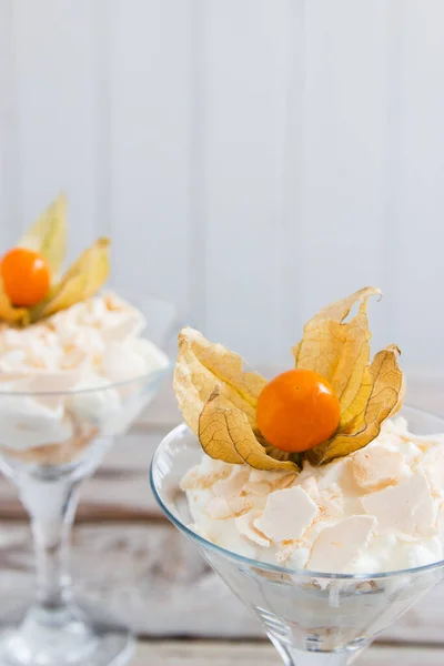 Två Eton Mess Pavlova Med Mogna Physalis — Stockfoto