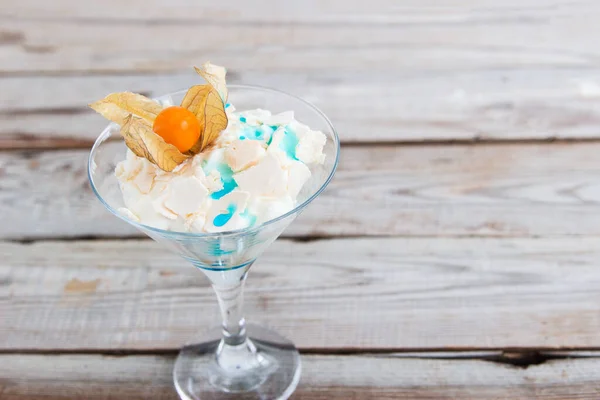 Eton Mess Maräng Blå Curacao Och Physalis — Stockfoto