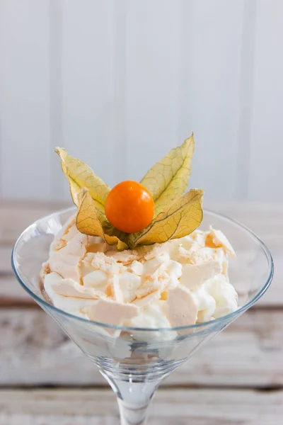 Eton Mess Pavlova Maräng Martini Glas — Stockfoto