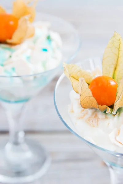 Eton Röra Martini Glas Med Sirap Och Mogna Physalis — Stockfoto