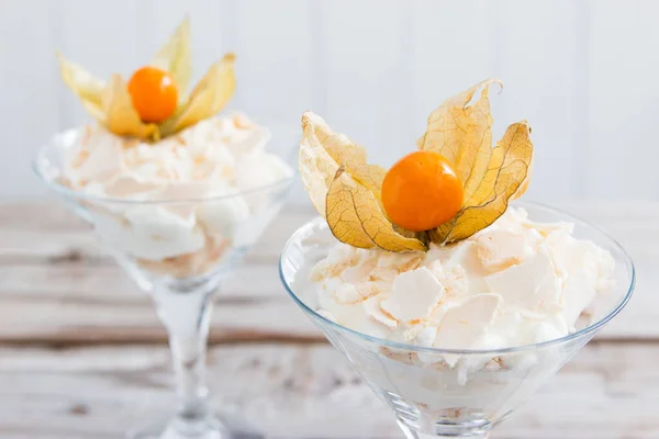 Två Eton Röra Med Mogna Physalis Martini Glas — Stockfoto