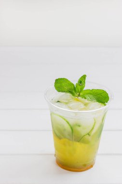 Limonata narenciye nane alkolsüz Beyaz ahşap zemin