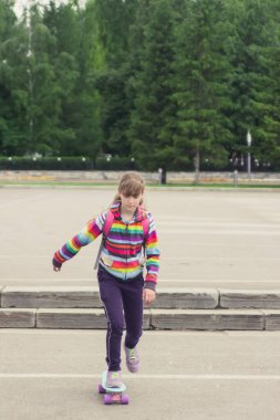 Sevimli sarışın genç kız trendy Kaykay dinamik.