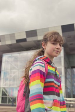 Güzel kız çizgili kapüşonlu portre Açık havada yaz.