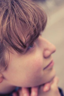 Bulanık doğal şişkin kız portresi. Yazın açık havada..