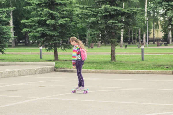 Cute Blonde Teenager Girl Trendy Skateboard Dynamic — Stock Photo, Image