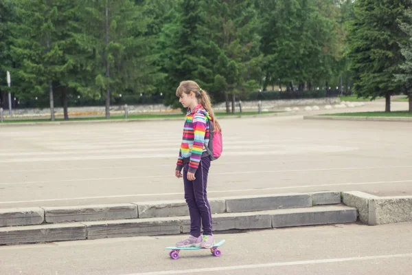 Schattige Blonde Tiener Meisje Trendy Skateboard Dynamiek — Stockfoto