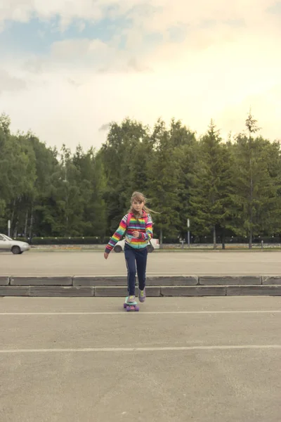 Roztomilý Blond Dospívající Dívka Trendy Skateboard Dynamický — Stock fotografie