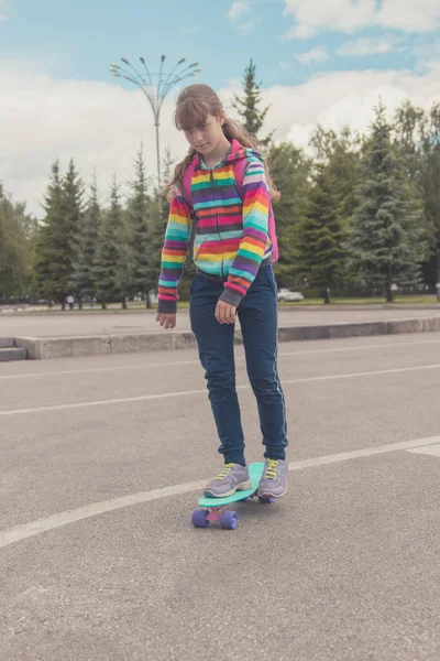 Cute Blonde Teenager Girl Trendy Skateboard Dynamic — Stock Photo, Image