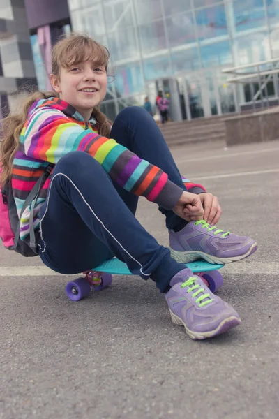 Cute Blonde Teenager Girl Trendy Skateboard Dynamic — Stock Photo, Image