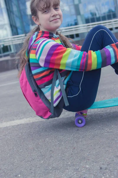 Schattige Blonde Tiener Meisje Trendy Skateboard Dynamiek — Stockfoto