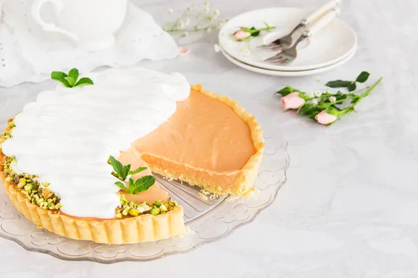 Torta Toranja Coalhada Placa Vidro Mesa Mármore Menta — Fotografia de Stock