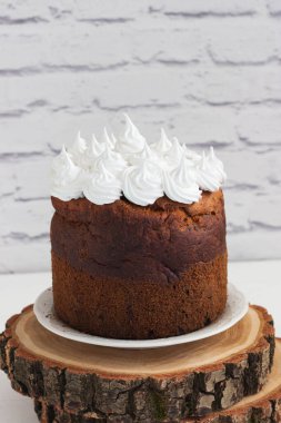 Geleneksel Rus Paskalya Ekmeği Kulich şekilli krema mavisi arka plan minimalizmi.